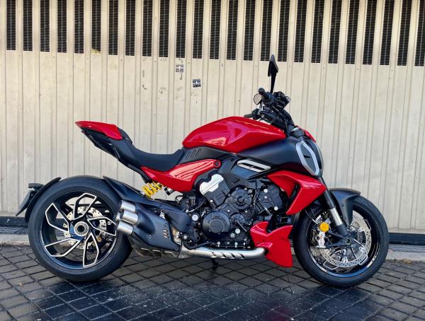 DUCATI DIAVEL V4