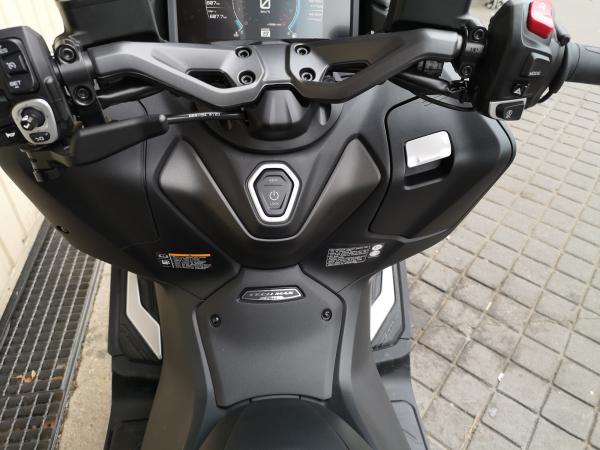 YAMAHA XP T-MAX 560 TECH MAX A2 AKRAPOVIC 