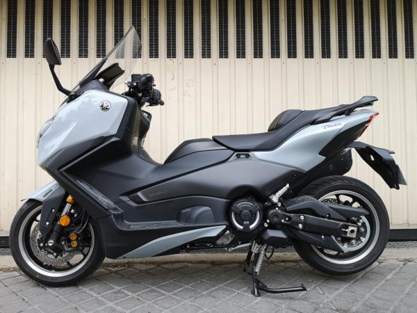YAMAHA XP T-MAX 560 TECH MAX A2 AKRAPOVIC 