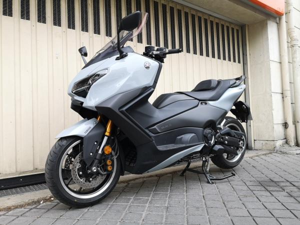 YAMAHA XP T-MAX 560 TECH MAX A2 AKRAPOVIC 
