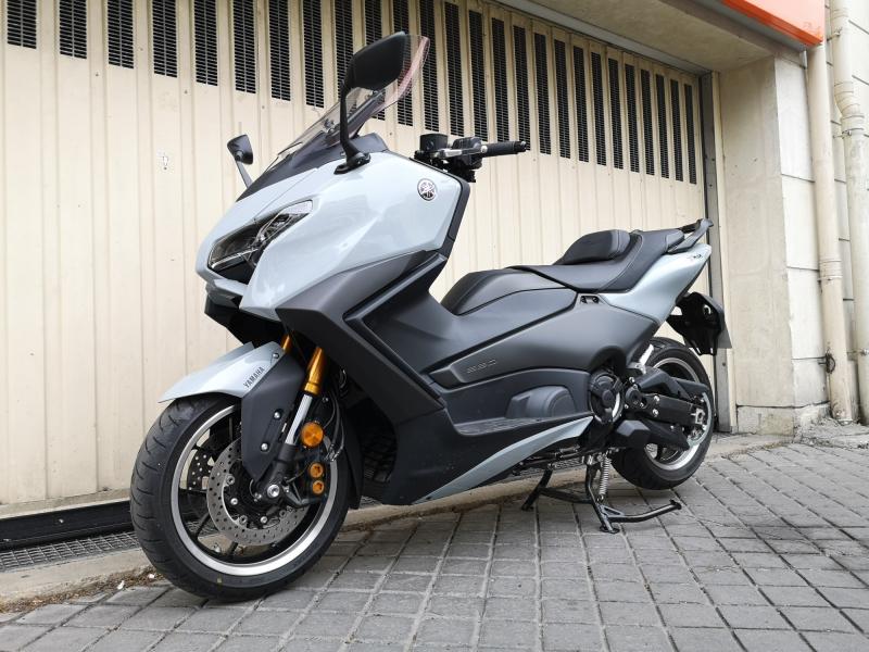 YAMAHA XP T-MAX 560 TECH MAX A2 AKRAPOVIC 