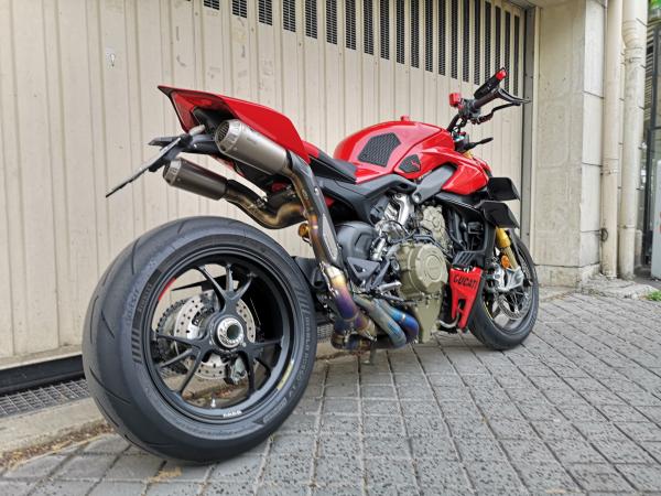 DUCATI STREETFIGHTER V4S AKRAPOVIC 