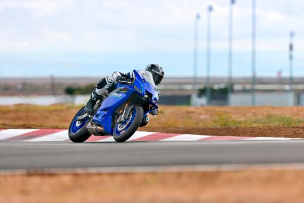 YAMAHA R9