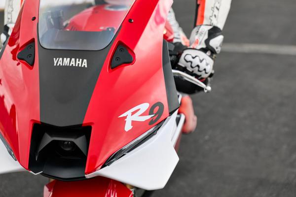 YAMAHA R9 - 70 TH